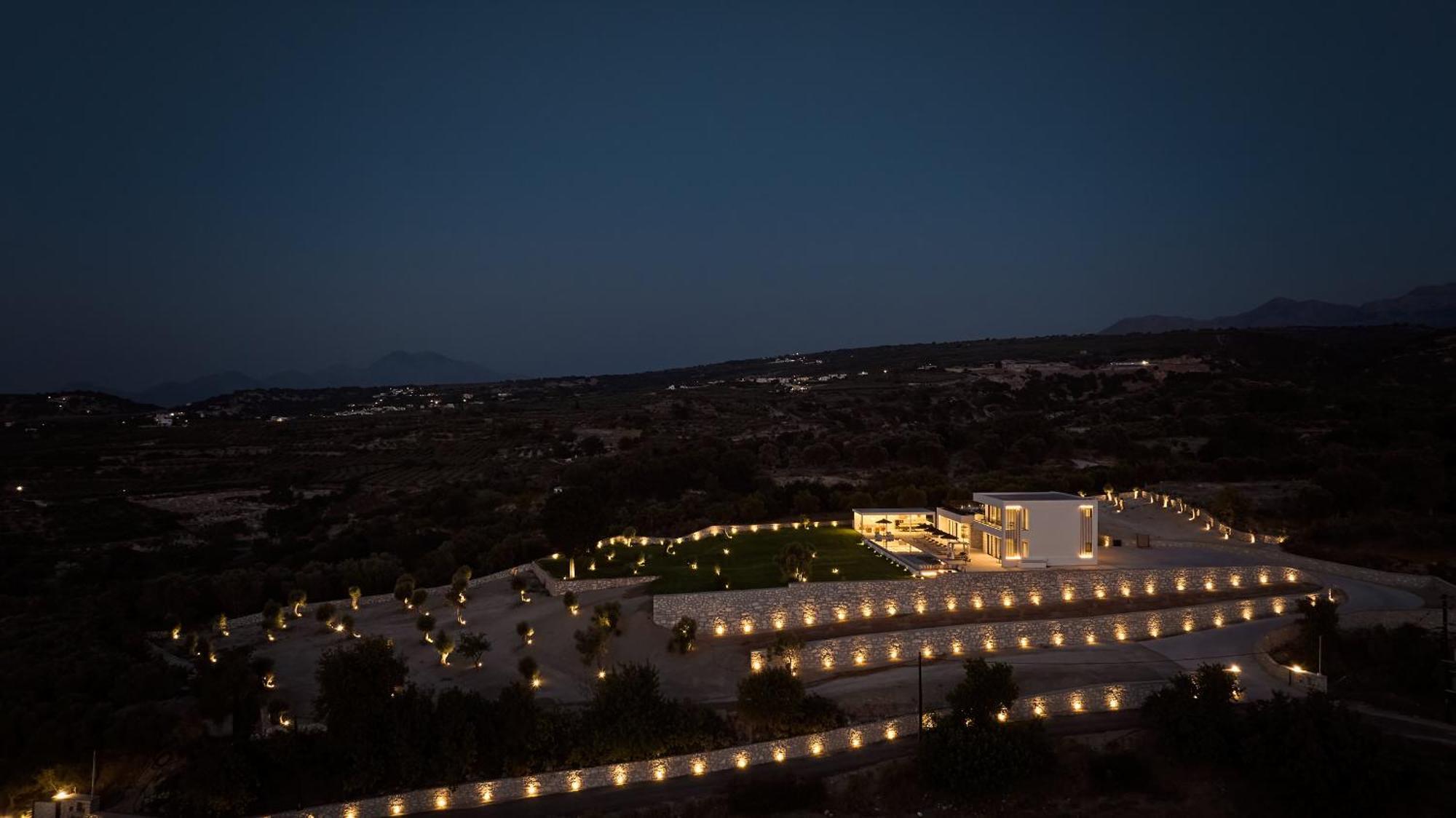 Gavras Exclusive Villas, With Infinity Pools, Whirlpools & Seaviews, By Thinkvilla Vilă