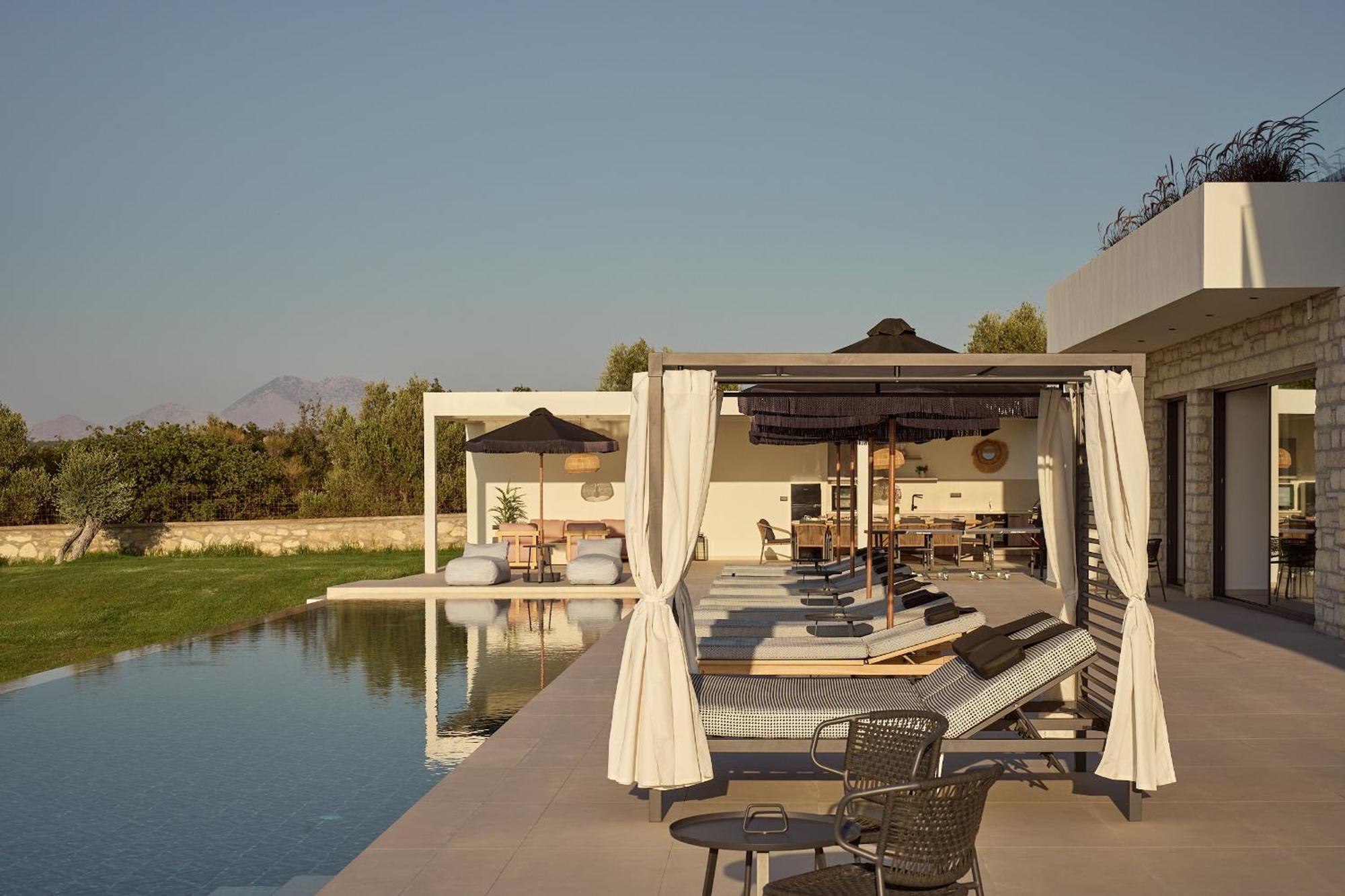 Gavras Exclusive Villas, With Infinity Pools, Whirlpools & Seaviews, By Thinkvilla Pikris