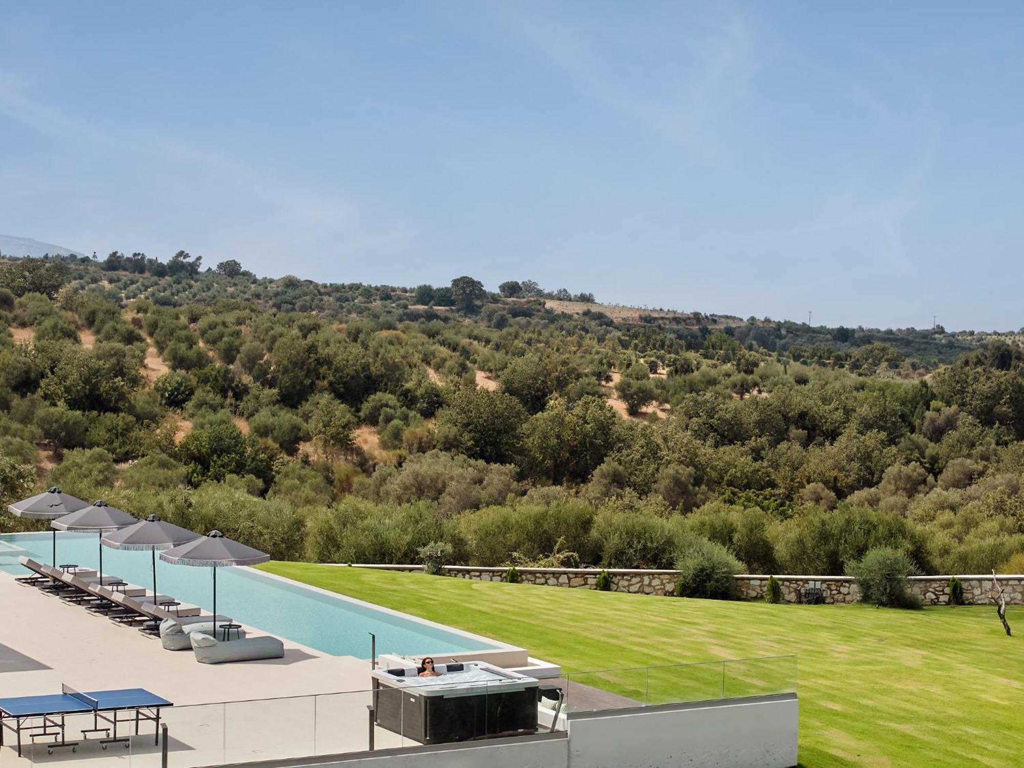 Gavras Exclusive Villas, With Infinity Pools, Whirlpools & Seaviews, By Thinkvilla Vilă