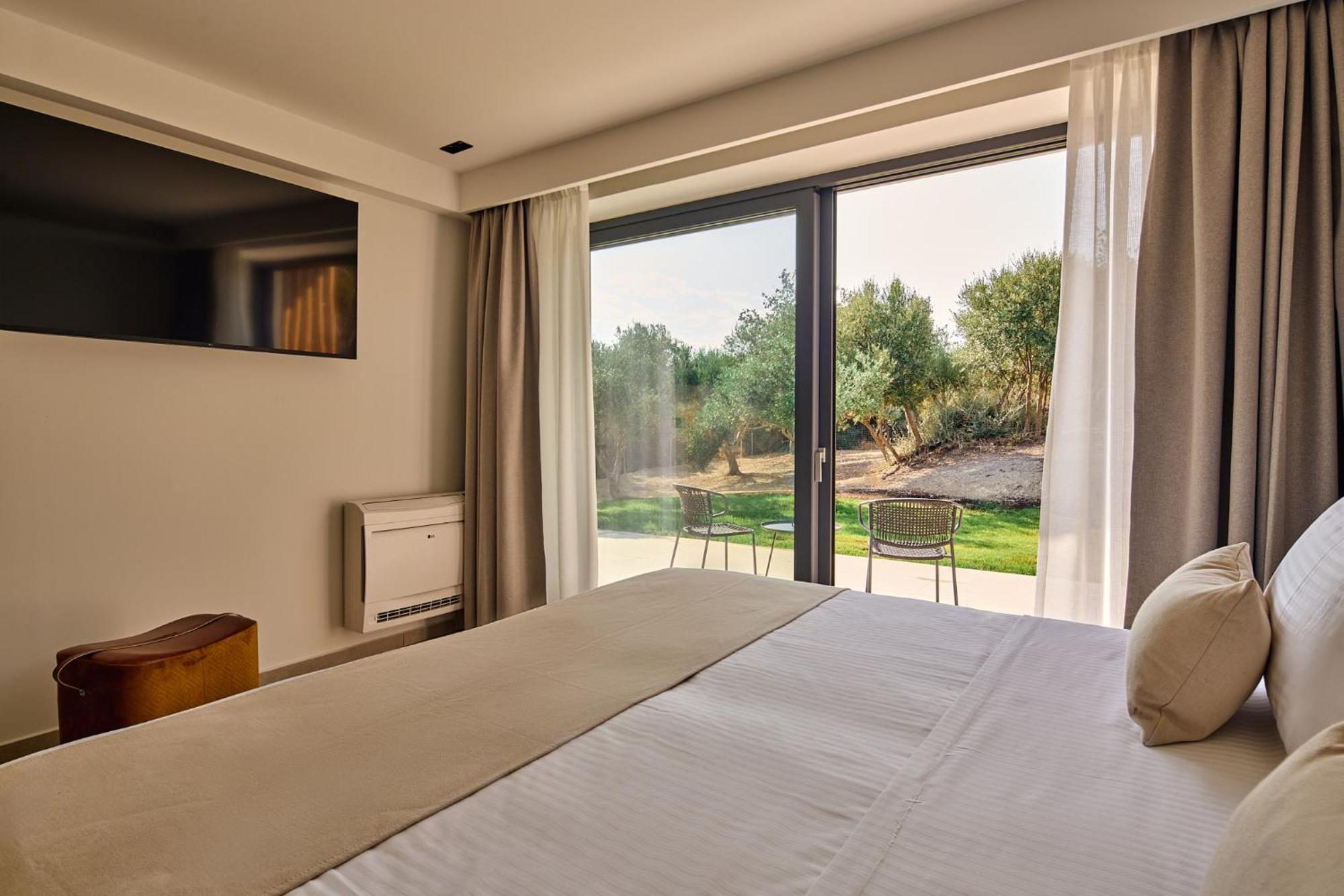 Gavras Exclusive Villas, With Infinity Pools, Whirlpools & Seaviews, By Thinkvilla Vilă